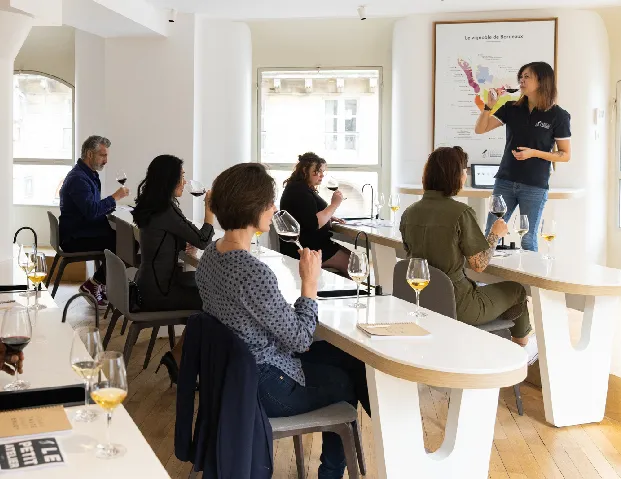 Nos ateliers d’œnologie sur-mesure à Bordeaux... ou ailleurs !